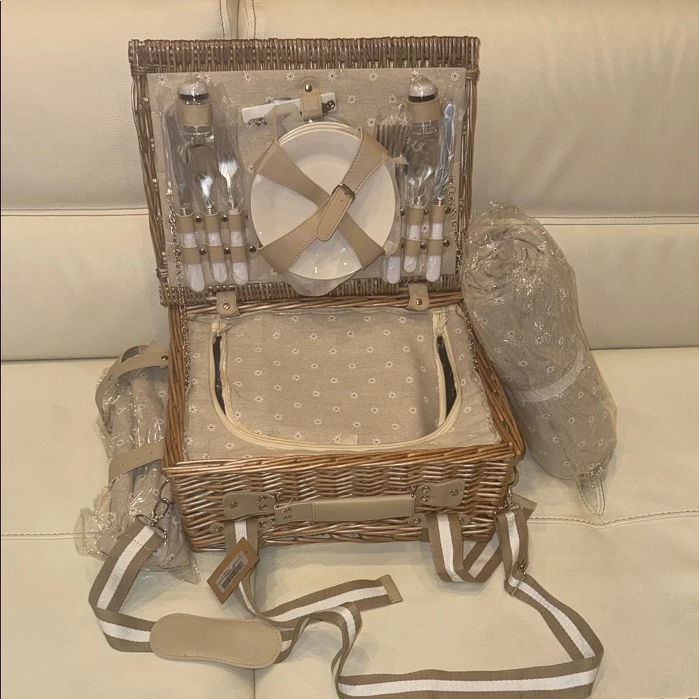 Picnic Basket Set for 4 w/ Insulated‎ Liner Waterproof Blanket